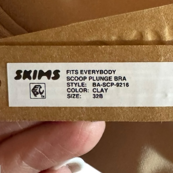 NWT SKIMS Fits Everybody Clay Scoop Plunge Bra Size 32B - Picture 6 of 13